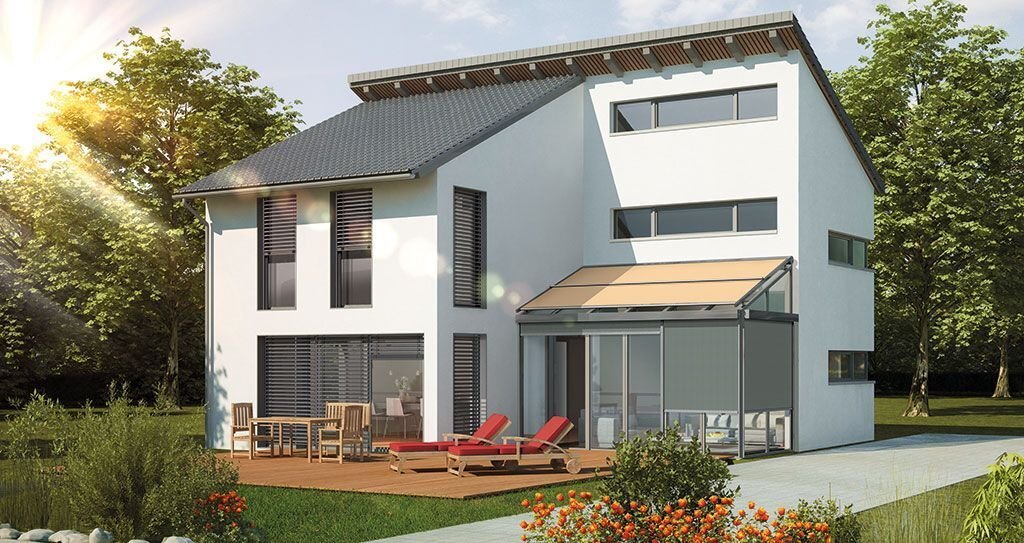 Ein kleiner gläserner Anbau an einem Haus mit einer Wintergarten-Markise, die vor der Sonne schützt.