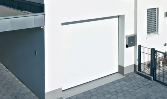 Ein weißes Rolltor in einer weißen Garage.