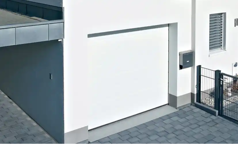 Ein weißes Rolltor in einer weißen Garage.