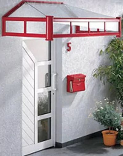 Gläsernes Haustürenvordach Mit roten Streben an Haus mit rotem Briefkasten.