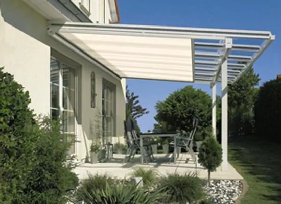 Terrassenvordach aus Glas mit weißer Unterglasmarkise.