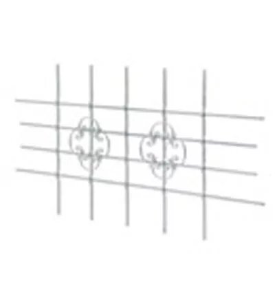 Rahmenloses Fenstergitter mit floralen Verzierungen.