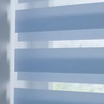 Hellblaue Doppelrollos im Profil.