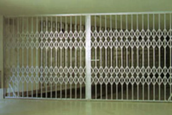 Ein großes Scherengitter schützt den Eingang einer Einkaufspassage.