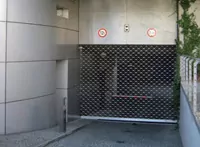 Ein Rollgitter schützt eine Tiefgarage vor unerlaubtem Eindringen.