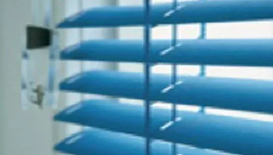 Holzjalousie mit blau eingefärbten Lamellen im Profil