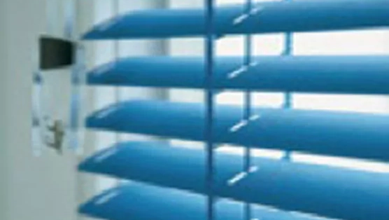 Holzjalousie mit blau eingefärbten Lamellen im Profil