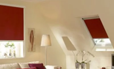 Rotes Dachfensterrollo passend zur Innenausstattung.
