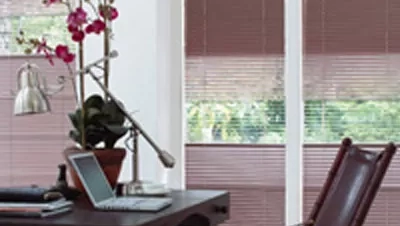 Luxaflex Variozone in roter Farbe mit in der Mitte geöffneten Lamellen