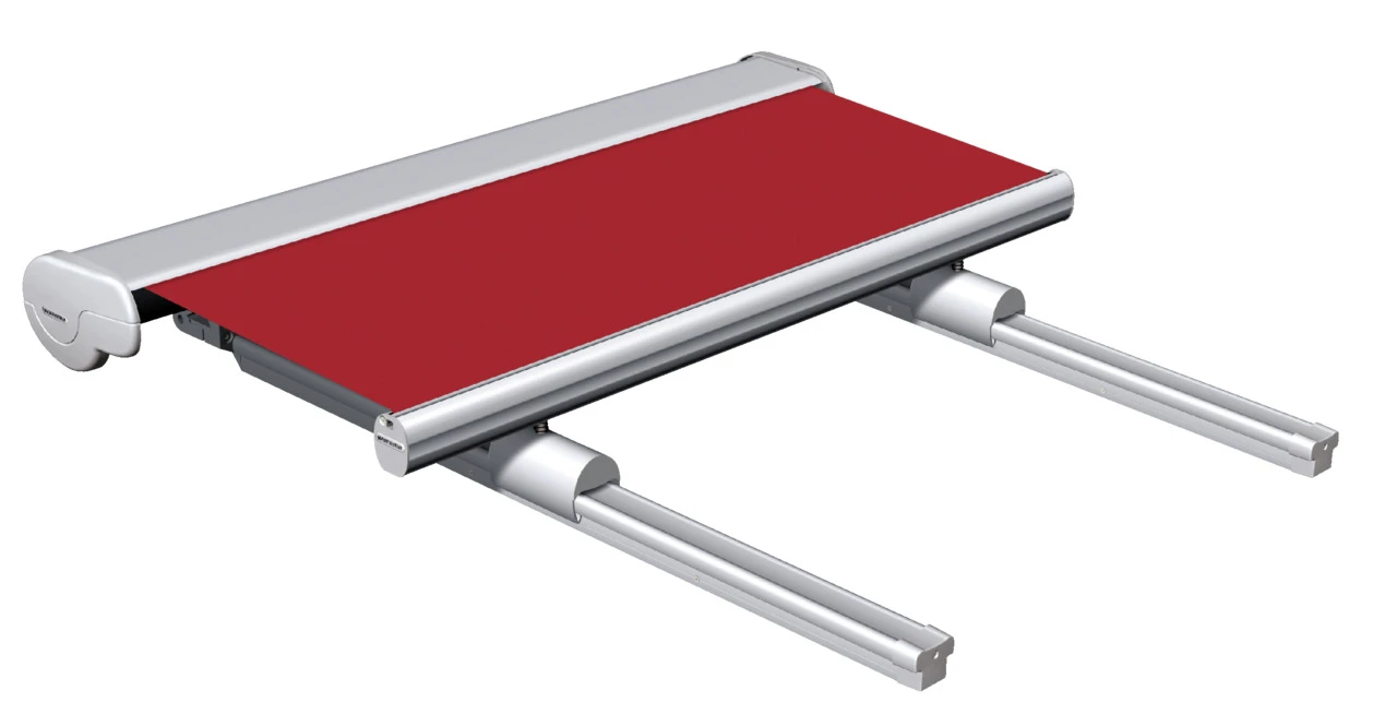 Rote Markise mit silbernem Gestell